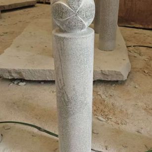 南京 芝麻白花岗岩石材挡车石柱、停车柱、圆柱挡车柱、方柱挡车柱等