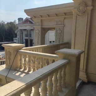 南京 黄金麻别墅外墙干挂雕花配合阳台栏杆花瓶柱