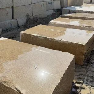 南京 黄金麻方料堆场洗料分选中，原材料充足