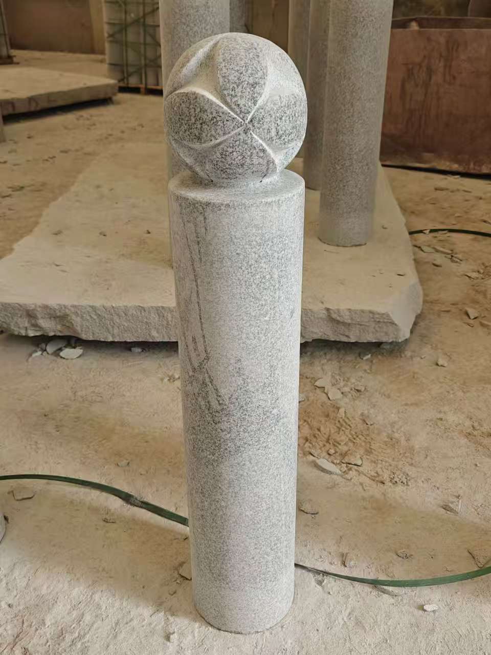 南京 芝麻白花岗岩石材挡车石柱、停车柱、圆柱挡车柱、方柱挡车柱等