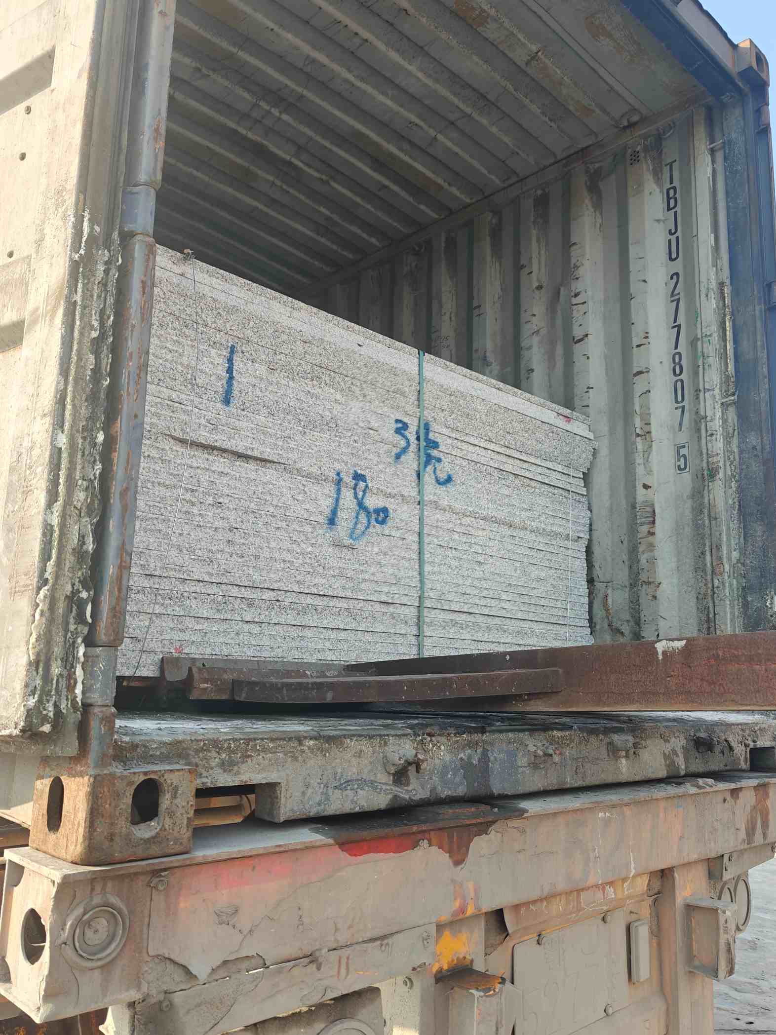 南京 芝麻白花岗岩石材3.0公分光面毛板装柜出货