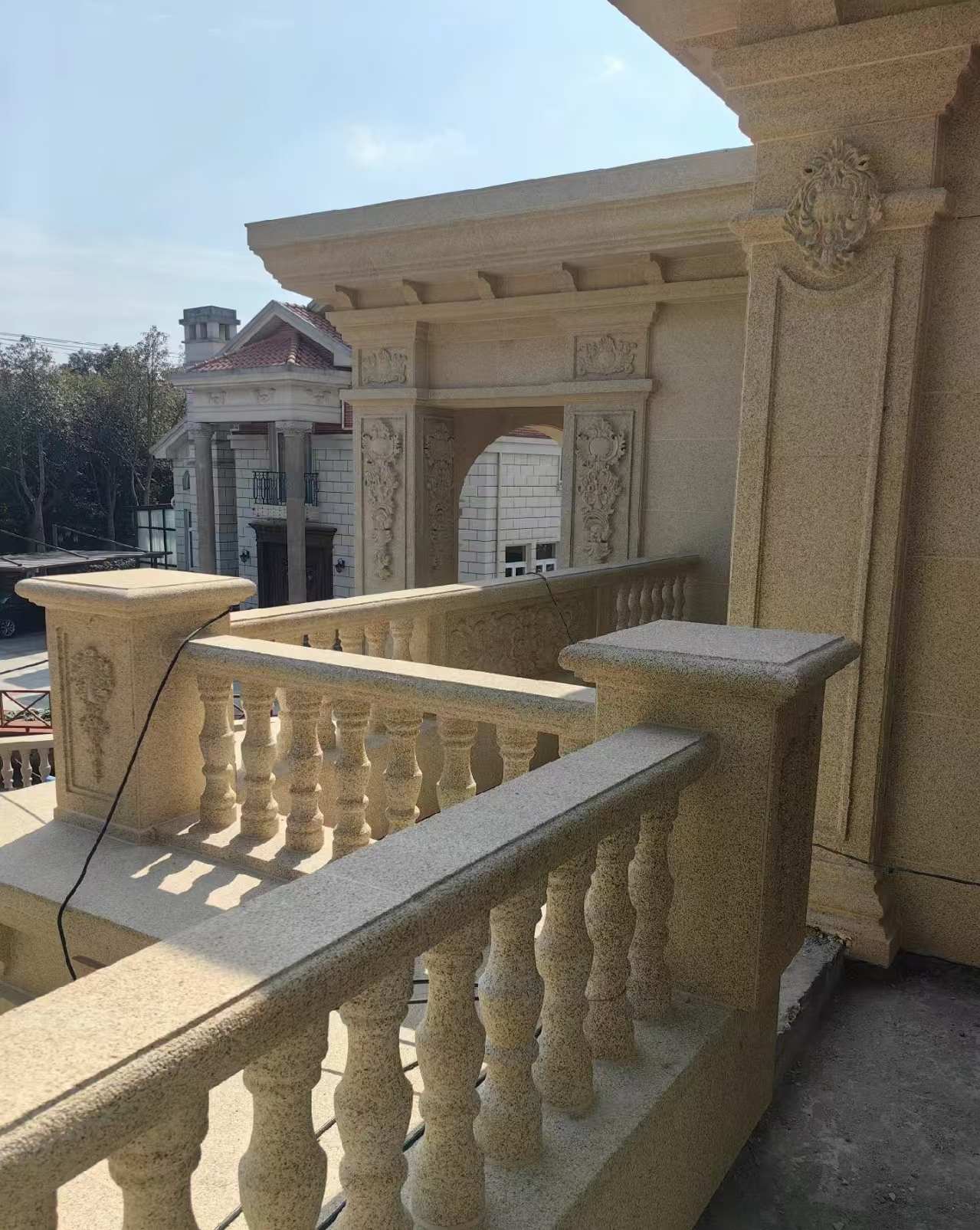 南京 黄金麻别墅外墙干挂雕花配合阳台栏杆花瓶柱