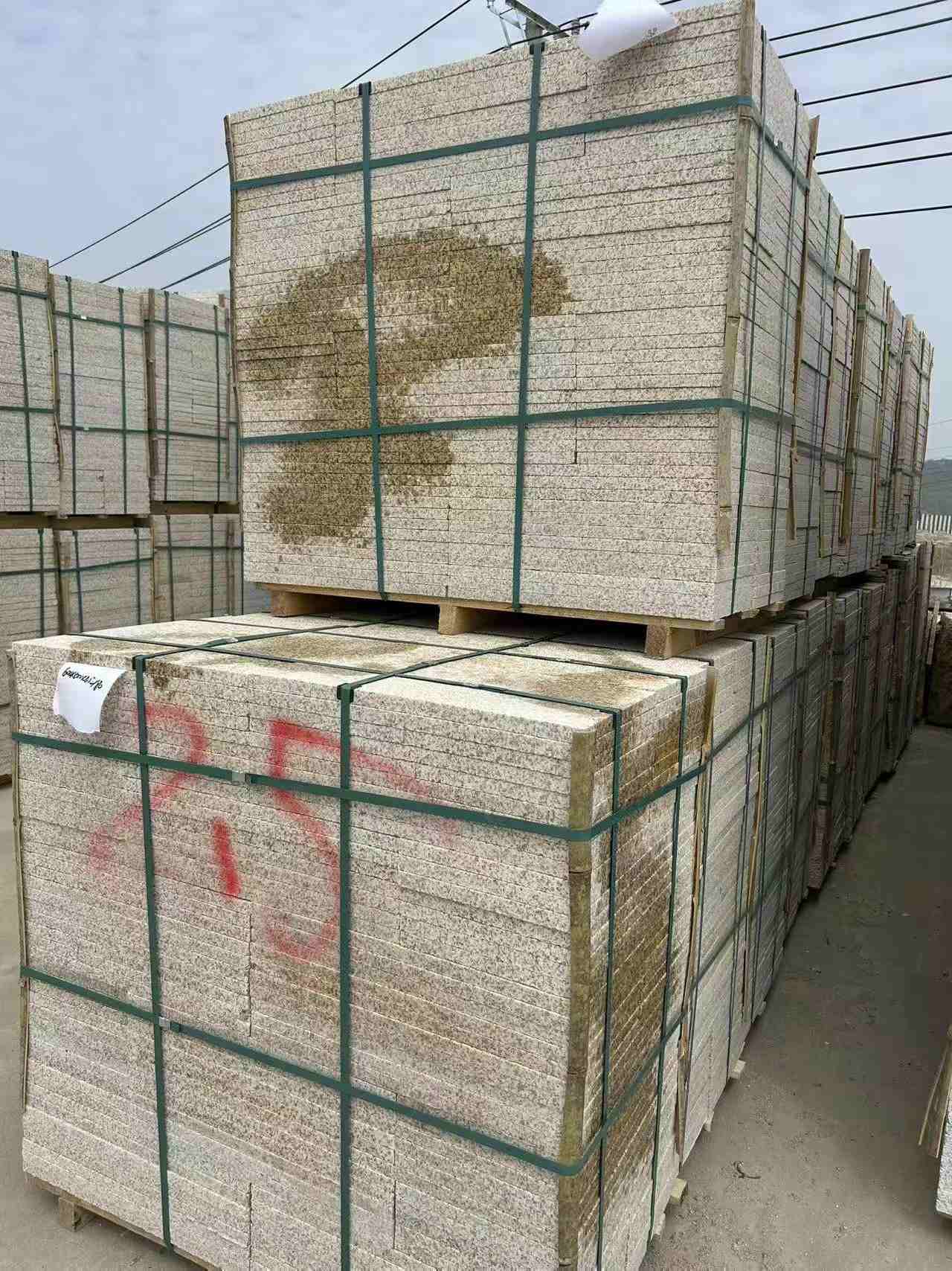 南京 黄金麻花岗岩石材荔枝面地铺石2.5*300*600