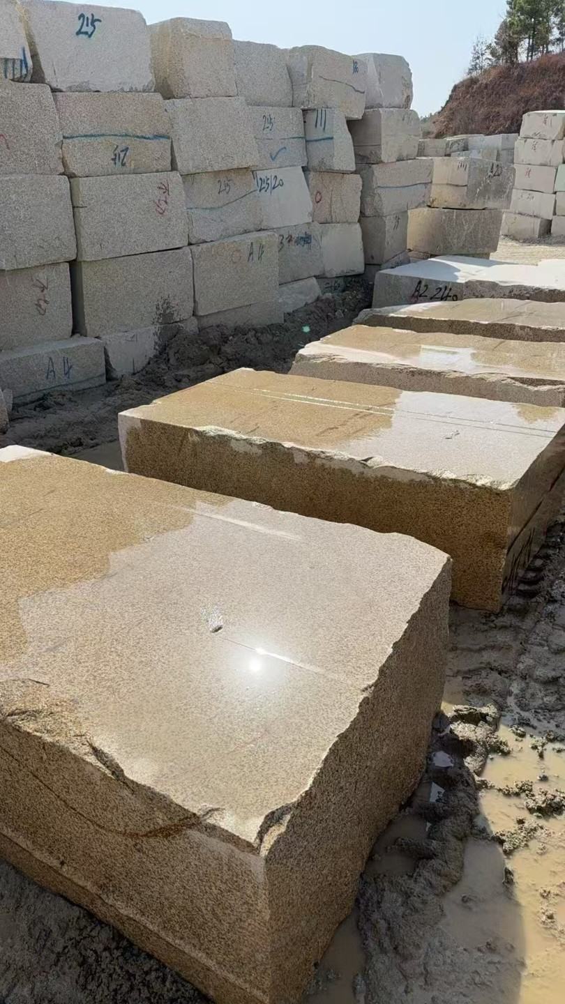 南京 黄金麻方料堆场洗料分选中，原材料充足