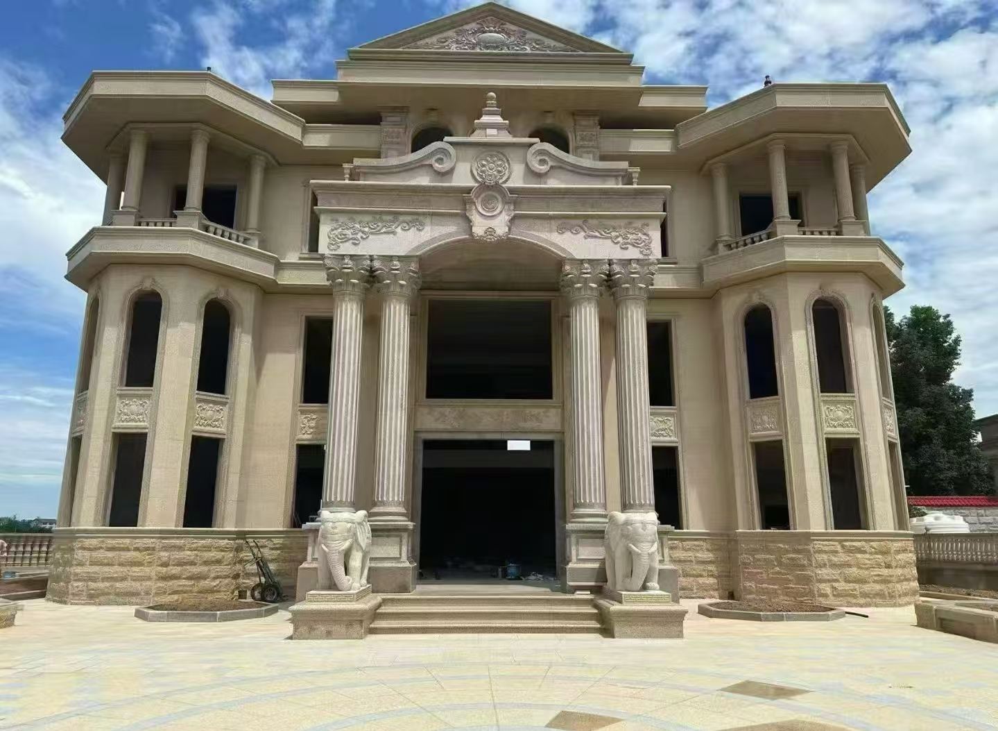 南京 黄金麻别墅外墙干挂，大柱，大象，蘑菇石，雕花板