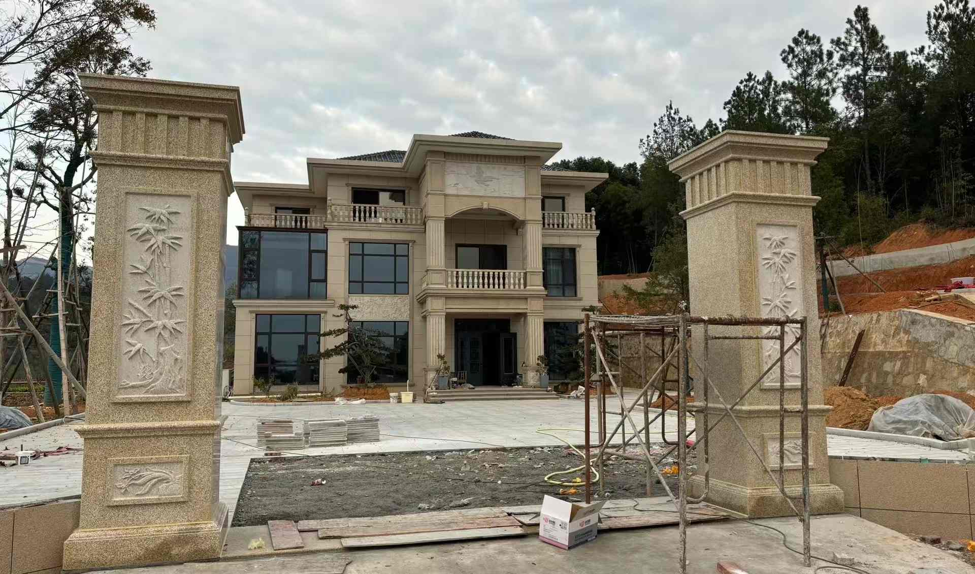 南京 黄金麻花岗岩别墅雕花外墙干挂配上门口雕花罗马柱