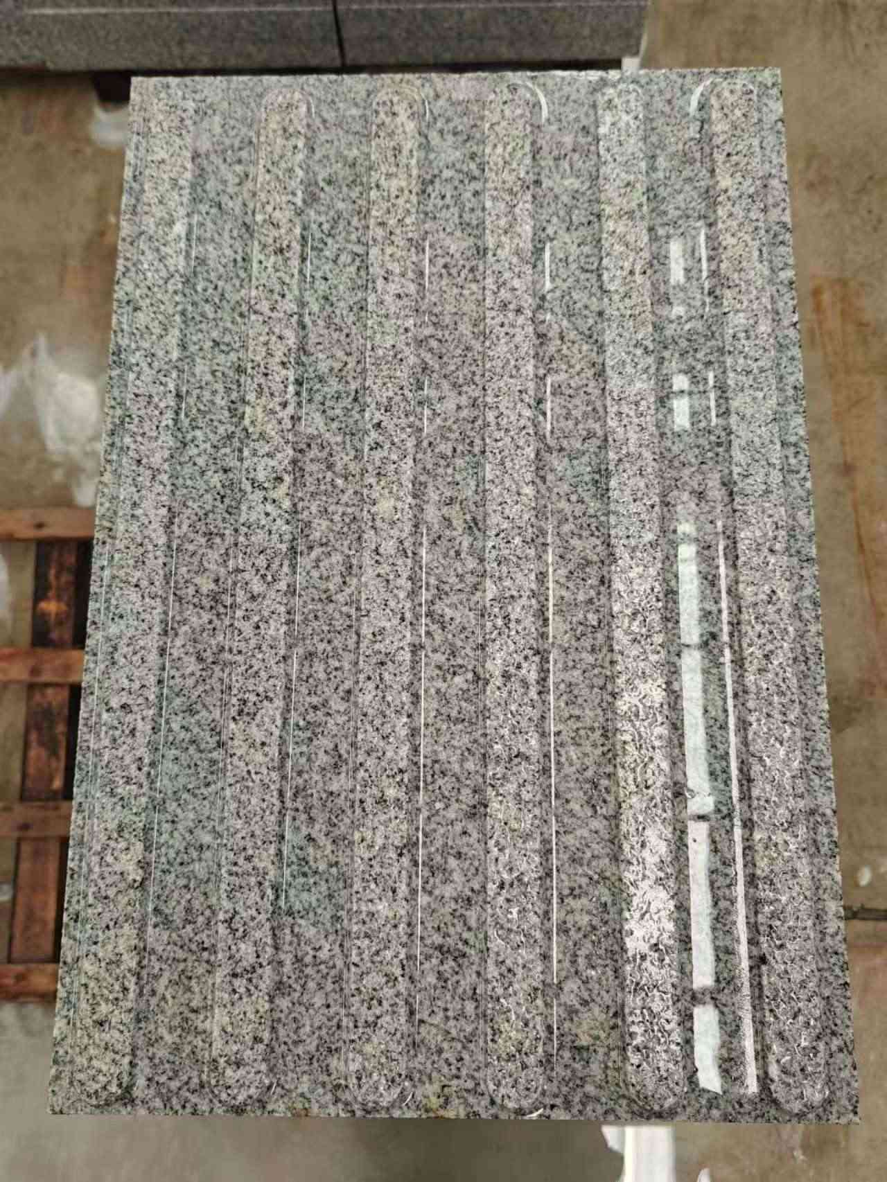 南京 芝麻白花岗岩荔枝面雕刻盲道，盲条