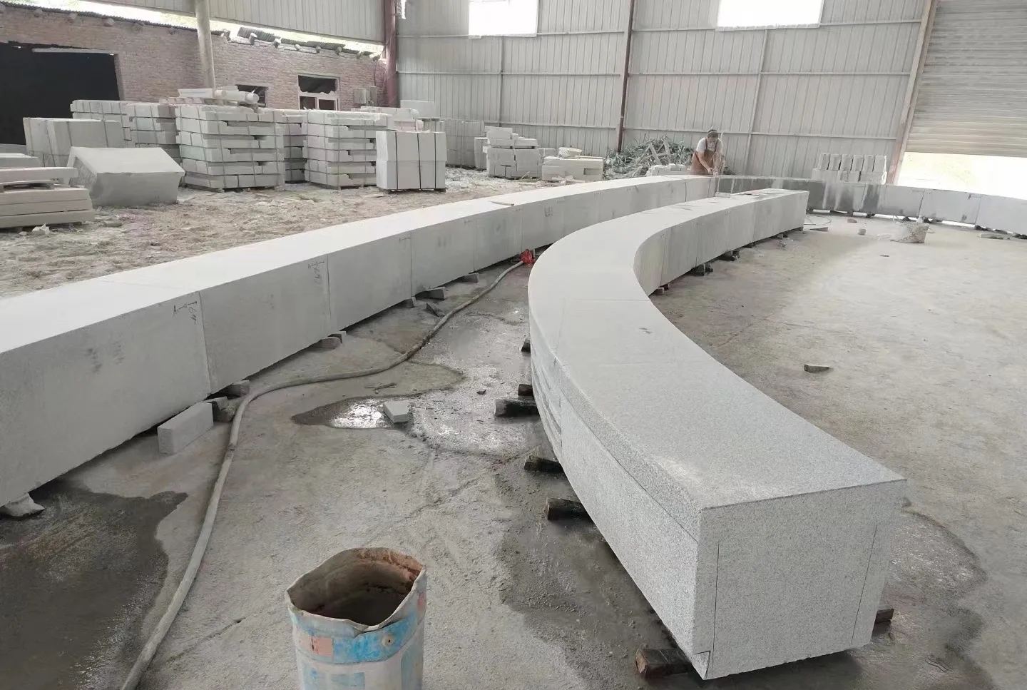 南京芝麻白花岗岩石板材 园林光面弧形坐凳