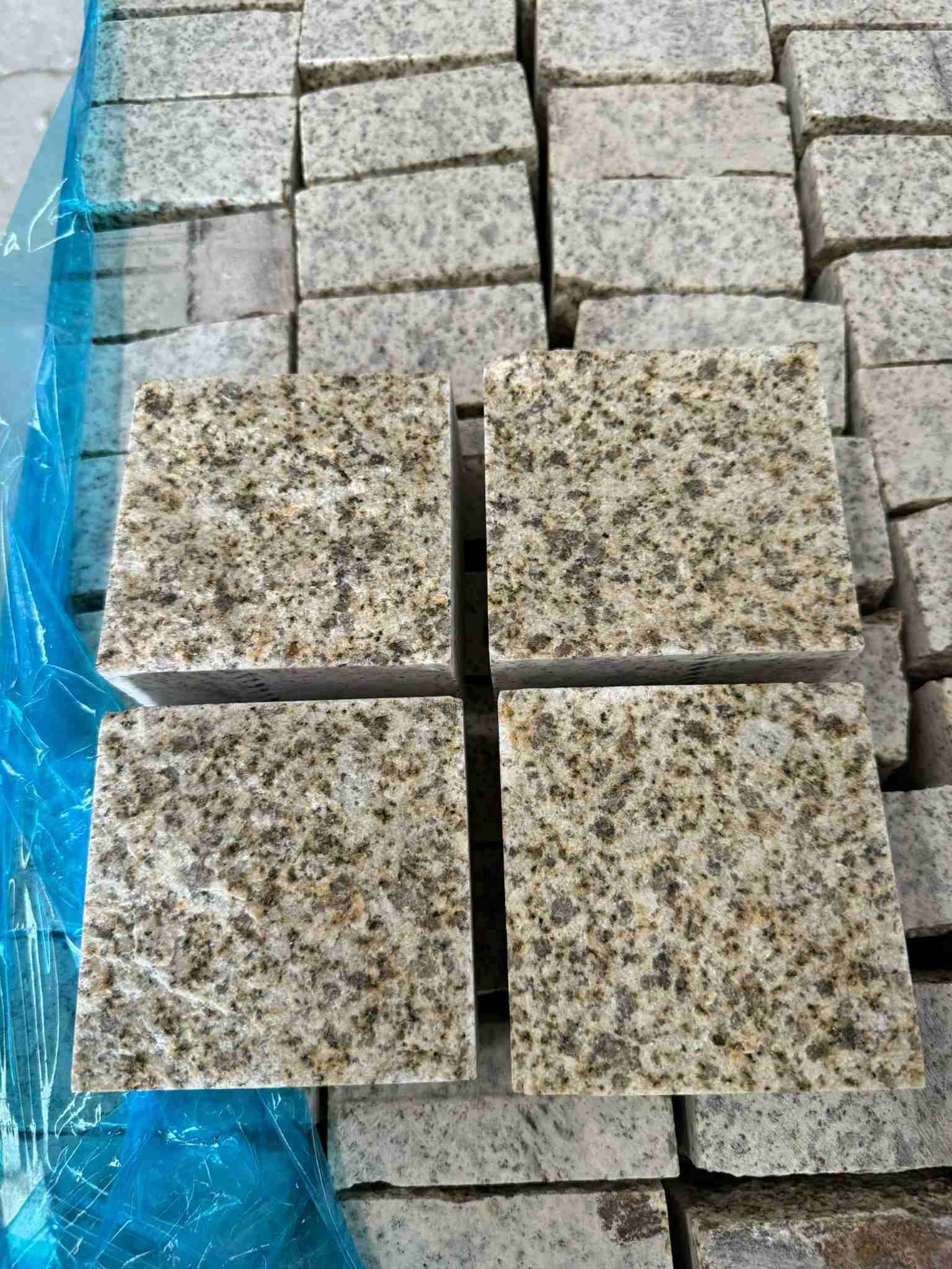 南京 黄金麻花岗岩自然面小方块，弹石，马蹄石等