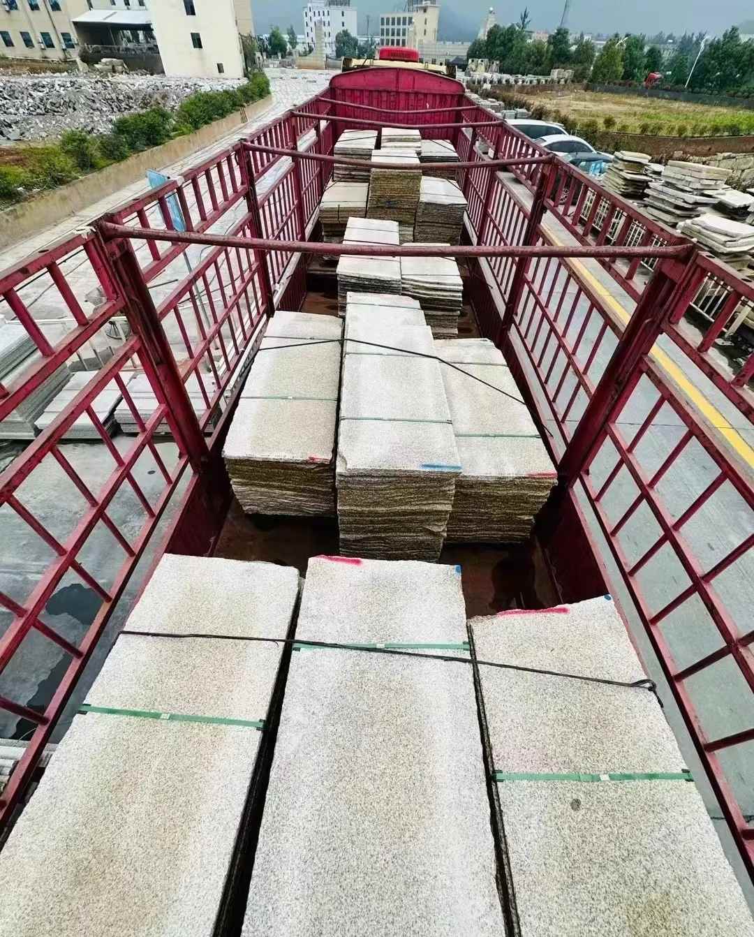 南京 黄金麻花岗岩荔枝面，光面毛板装车完成