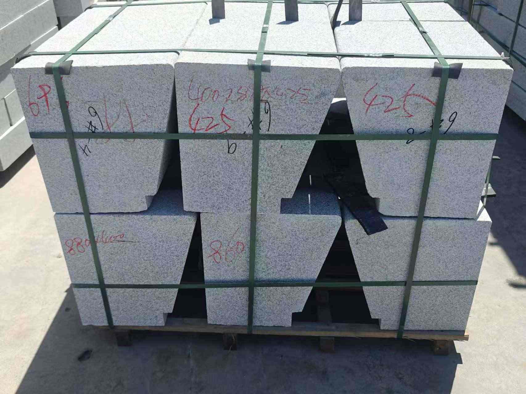 南京 芝麻白异形坐凳，石凳