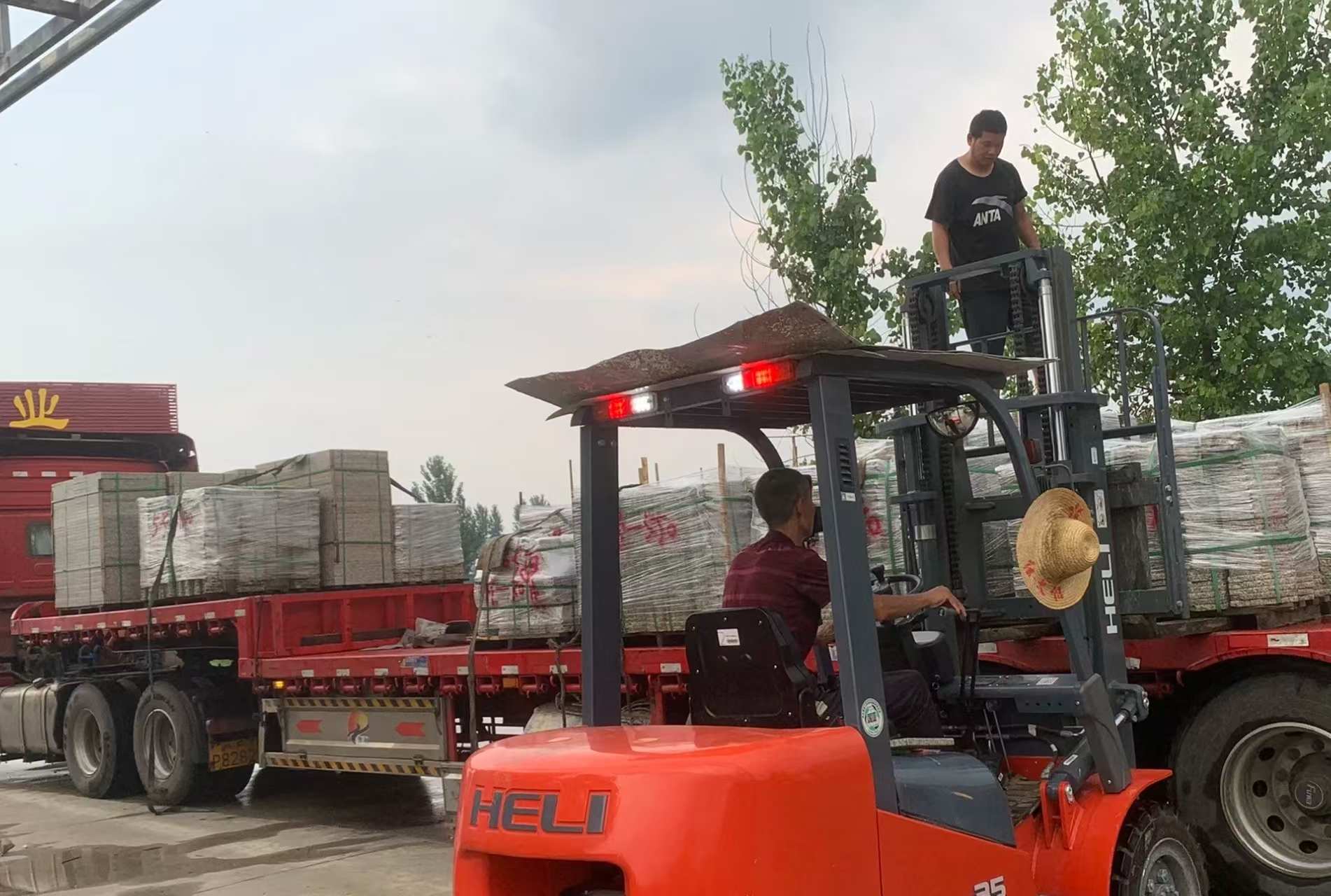 南京 黄金麻冰裂纹，地铺石装车