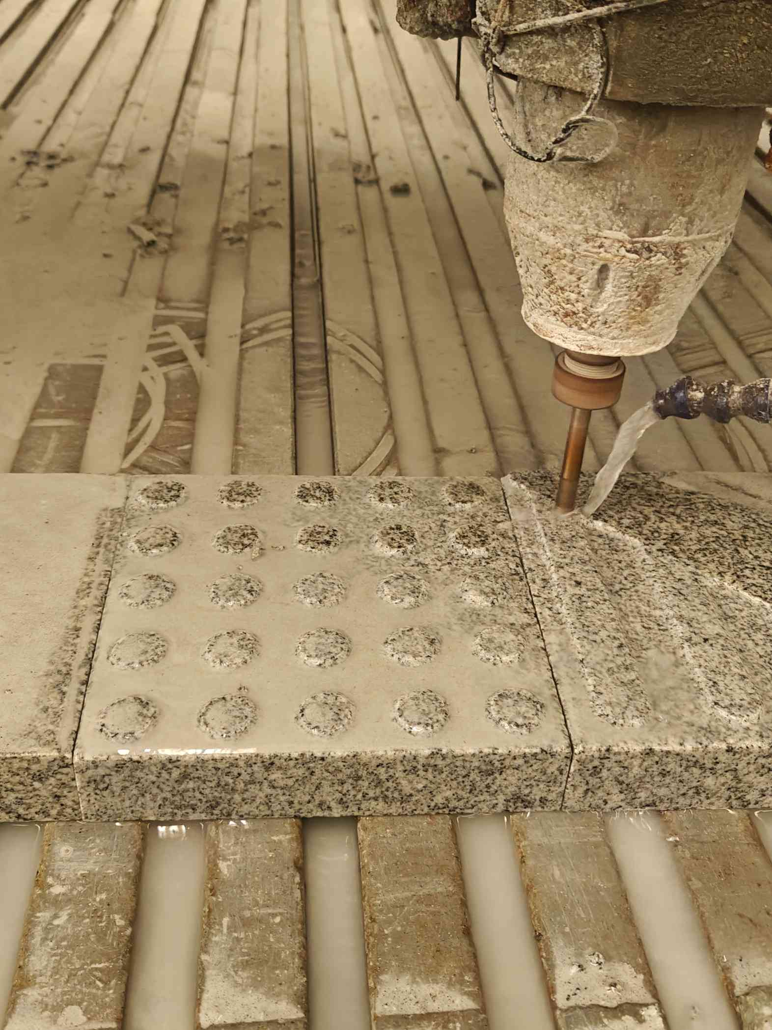 南京 芝麻白花岗岩石材盲人石、盲道石、盲点石