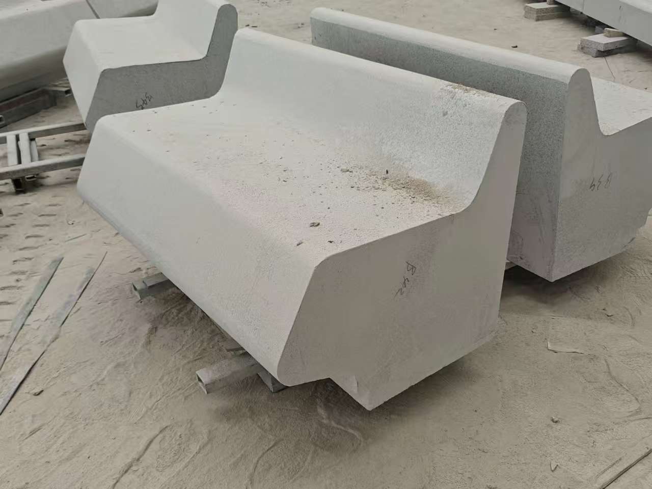 南京 芝麻白花岗岩异形坐凳，石凳