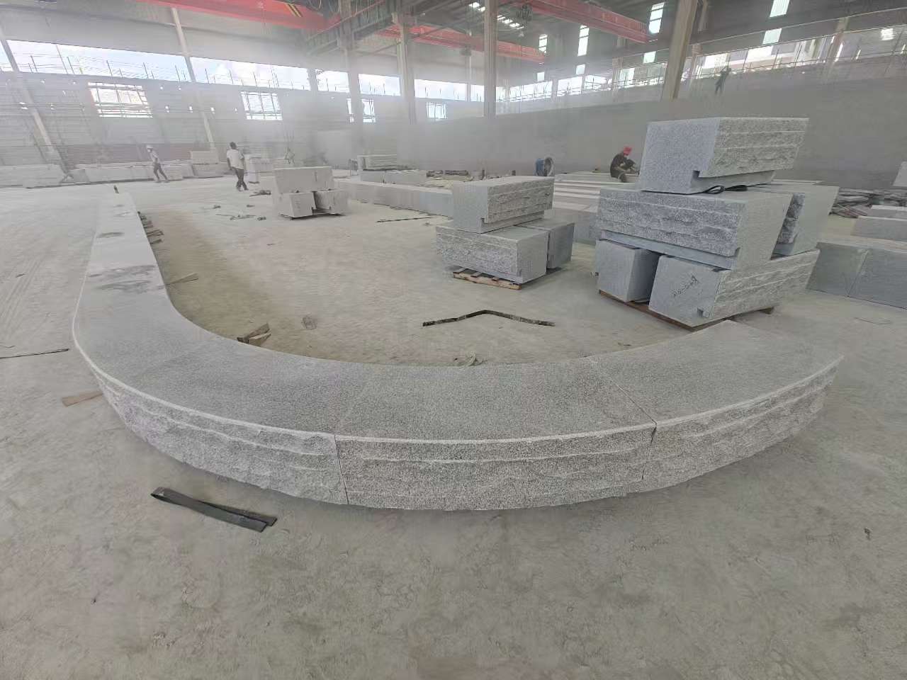 南京 芝麻白异形坐凳，自然面光面弧形加工