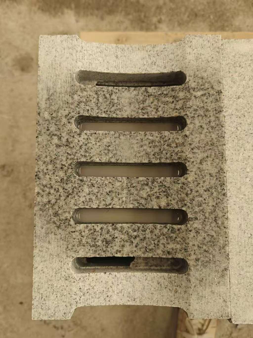 南京 芝麻白拉丝面花岗岩U型开槽排水槽